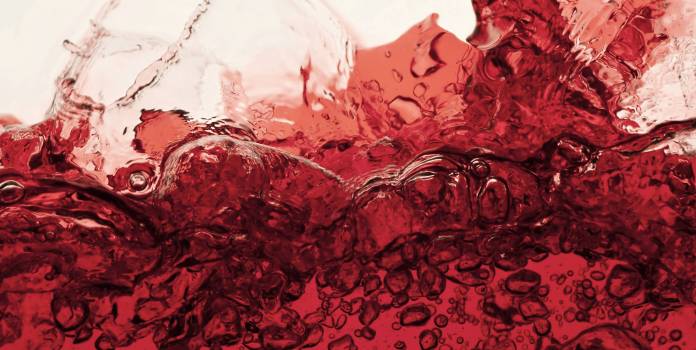 Een glas rode wijn staat voor een uur sporten