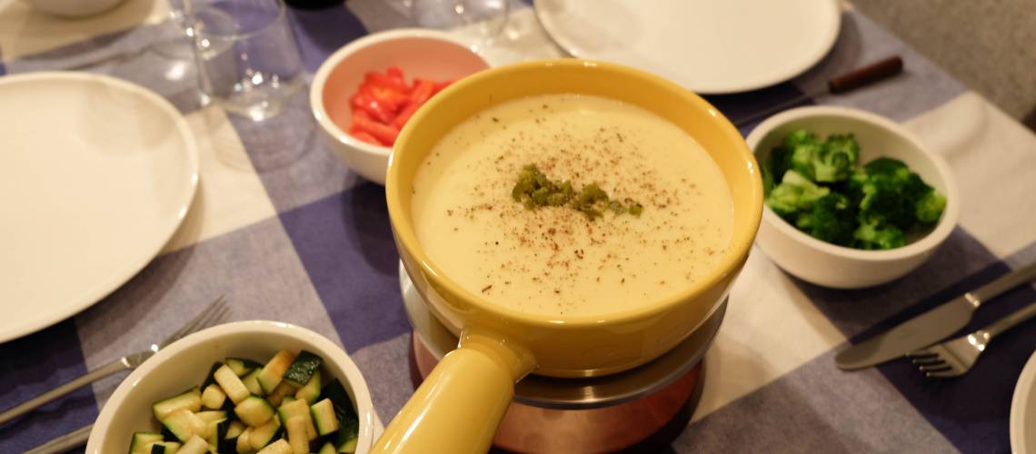 Pittige kaasfondue met Zwitserse witte wijn