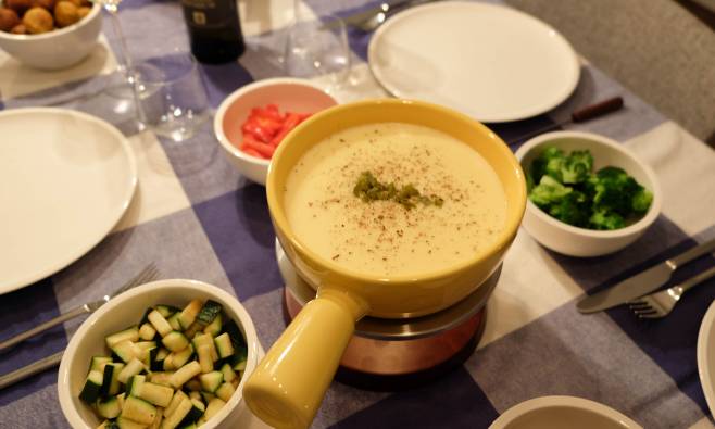 Pittige kaasfondue met Zwitserse witte wijn